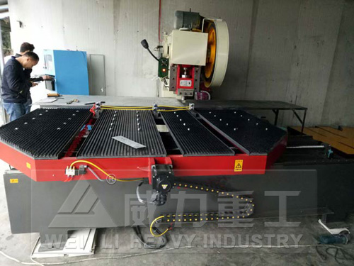 深喉沖床客戶(hù)使用現(xiàn)場(chǎng)