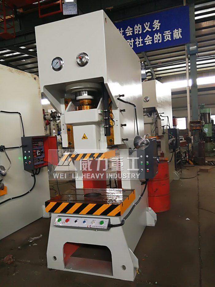 數(shù)控100噸液壓沖床加工現(xiàn)場