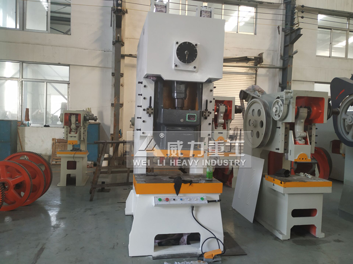 110噸氣動沖床生產(chǎn)車間2