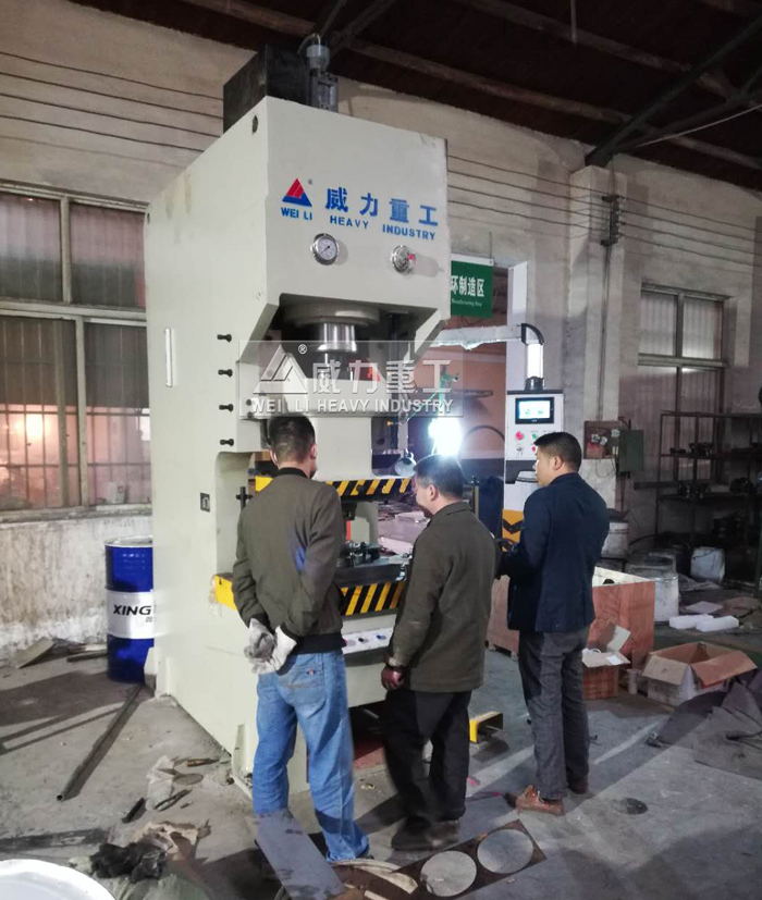 出口的數(shù)控液壓沖床加工車間