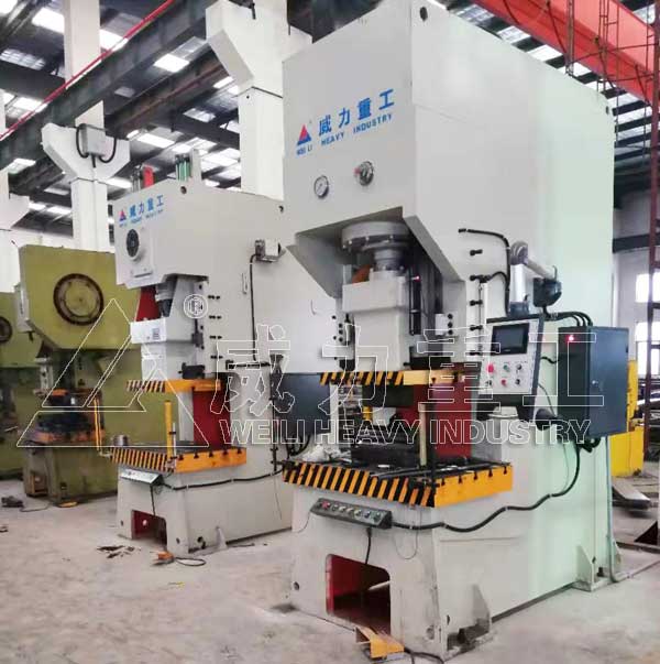 快速液壓沖床加工生產(chǎn)現(xiàn)場