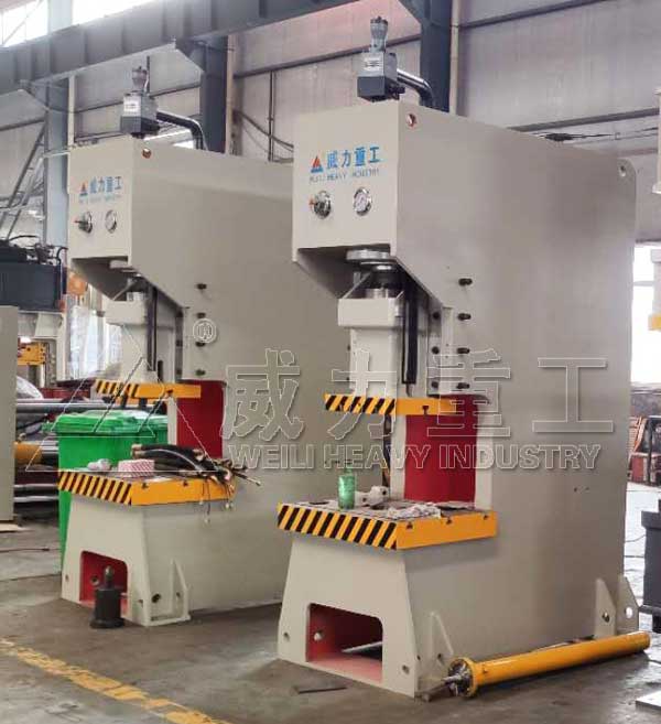 客戶采購兩臺液壓沖床一臺液壓機車間調(diào)試中