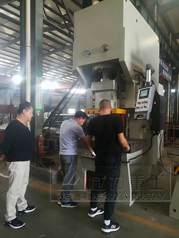 液壓沖床車間調(diào)試中