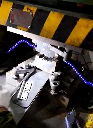 80噸沖床沖孔門折頁的現(xiàn)場